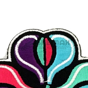 Insignias de diseño personalizado bordadas a mano de alta calidad Parches bordados a mano de alta calidad Insignia de nombre al por mayor - Product Image 4