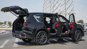 LX600 F Sport 2024-2025 Usada, LHD, Van, Tracción en las Cuatro Ruedas, Interior de Cuero Oscuro, Techo Panorámico, Automática, Motor 4.5L de Aspiración Natural - Product Image 6