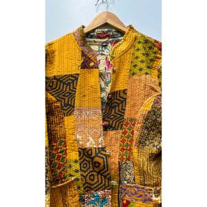 Veste courte réversible en patchwork de sari en soie faite à la main, matelassée, brodée Kantha, en coton, pour l'hiver, style bomber universitaire en peau de mouton - Product Image 3