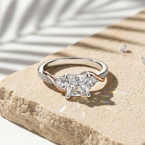 Anillo de Compromiso Jeulia Amore de Dos Tonos con Tres Piedras de Moissanita de Corte Cuadrado - Product Image 3