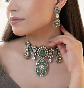 Ensemble de bijoux de mariée ethniques pakistanais tendance avec des détails classiques en acier inoxydable faits à la main et des incrustations de strass - Product Image 5