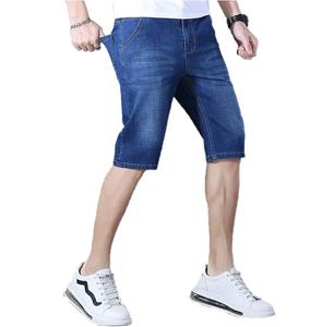 กางเกงยีนส์ขาสั้นแฟชั่นชาย, กางเกงยีนส์สีพื้นระบายอากาศ - Product Image 1