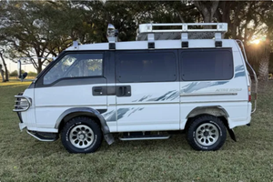 Véhicule d'occasion conduite à gauche |   Conduite à droite |   1975 Volkswagen Type 2 Microbus 23 fenêtres Conversion - Product Image 2