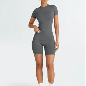 Logo de conception personnalisée nouveau style ensembles d'entraînement 2 pièces imperméables pour femmes de grande taille tenues de gymnastique courtes ensemble de yoga - Product Image 1