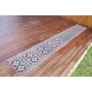 Alfombra Vintage de 1.4x9.8 pies, Alfombra Turca Azul a Cuadros de Lana - Product Image 2