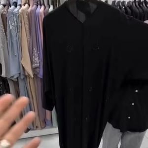 Vêtements musulmans traditionnels élégants et modestes pour femmes islamiques, style abaya brodé à la main avec accessoire de Dubaï inclus - Product Image 1