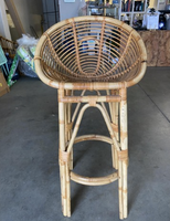 Tabouret de bar extérieur de jardin à dos rond en rotin artisanal vintage en vrac avec chaise haute en osier à longues pattes en bois