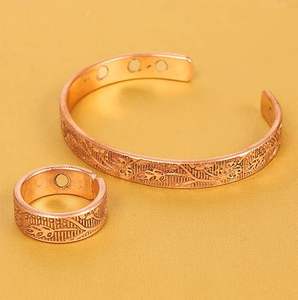 Brazalete rústico de cobre martillado hecho a mano, elegante brazalete abierto con acabado texturizado, religioso y ecológico RM - Product Image 3