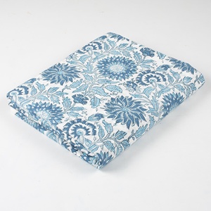Tela de algodón suave y transpirable con estampado floral hecho a mano para ropa infantil y femenina - Product Image 1