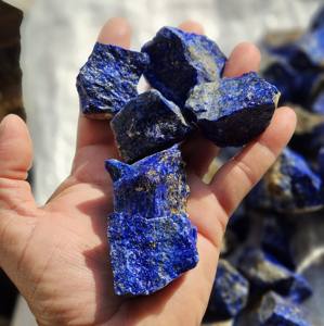 Materia prima natural Lapislázuli 20-35mm Cristal natural en bruto Piezas talladas Piedra preciosa azul Feng Shui Cristal Curación a granel - Product Image 5