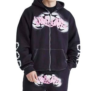 Tela premium de alta densidad con diseños gráficos únicos en relieve 3D para un chándal con estampado urbano. - Product Image 2