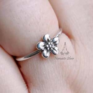 Anillo Floral Hecho a Mano en Plata de Ley 925 para Mujer, Delicado Anillo con Flor en Plata con Baño de Rodio - Product Image 2