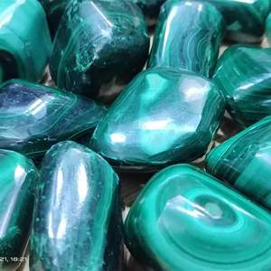 Vente en gros de pierres naturelles polies en malachite dégringolée pierres précieuses en cristal vert pour la décoration de bijoux de guérison Feng Shui Style d'amour - Product Image 5