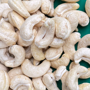 ขายด่วน เม็ดมะม่วงหิมพานต์คุณภาพสูง W240 แบบดิบ อายุการเก็บรักษา 24 เดือน รับประทานได้ ไม่เสียภาษี ผลิตจากเวียดนาม บริษัทซานติโก - Product Image 1