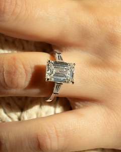 Élégante bague de fiançailles en moissanite blanche coupe émeraude 12x8mm avec pierres baguette latérales | Argent 925 ou or 10 carats 14 carats 18 carats - Product Image 2