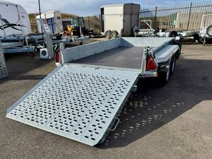 Remorque de chantier à double essieu General Plant 551 2.7T, plateau 2.7m x 1.6m, roues de 13 pouces, garniture noire et benne perforée pleine largeur robuste - Product Image 6