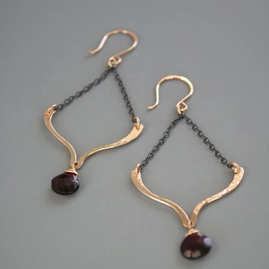 Boucles d'oreilles élégantes en cuivre oxydé avec détails tribaux floraux faits à la main pour des mariages ethniques et des événements festifs - Product Image 1