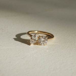 Bague de Fiançailles Originale Toi Et Moi en Or Jaune avec Deux Diamants de Laboratoire Ronds et Marquise de 1,5 Carat pour Mariage - Product Image 1