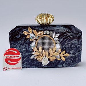 Mini embrague de resina hecho a mano con correa de perlas y decoración de cadena floral para fiestas en casa, bodas de la India por Tradebyd - Product Image 4