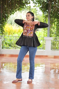Nueva elegancia Venta caliente Navratri Collection Roman con Kutchi Gamthi Work Kurti Compras en línea desde la India - Product Image 6