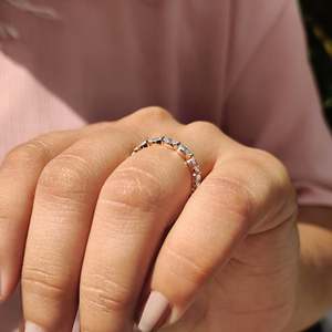 Anillo de Eternidad con Diamantes Marquise, Estilo de Puntas Compartidas, Joyería de Lujo - Product Image 3