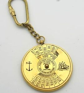 พวงกุญแจปฏิทินทองเหลืองโบราณ 100 ปี ปฏิทินแบบตั้งโต๊ะ สลักลาย ของขวัญวันพ่อ ของสะสม - Product Image 3