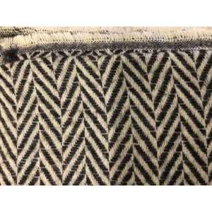 Elegante Bufanda de Cachemira con Patrón Geométrico, Diseño Clásico en Tono Piedra - Product Image 1