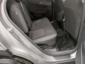 Asiento de Cuero Usado Gris Limpio 2025 para Sportage Hybrid LX AWD con Sistema de Navegación, Tecnología de Arranque Remoto y Paquete de Tecnología, Volante a la Izquierda, Color Oscuro - Product Image 6