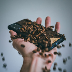 Custodia per telefono in caffè biologico, ecologica, con aroma naturale e ricarica Qi - Product Image 3