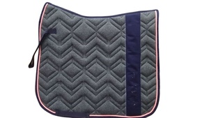 Tapis de selle pour cheval Tapis de selle anglais de haute qualité disponibles en tailles et couleurs personnalisées Tapis de selle de saut de couleur noire - Product Image 3