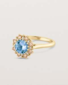 Anillo de compromiso de moissanita con diamante central azul, chapado en oro, diseño de flor con halo de piedras preciosas - Product Image 4
