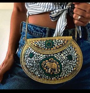 กระเป๋าคลัทช์โลหะลายโมเสคทองเหลืองพร้อมบรรจุภัณฑ์แบบกำหนดเองจากอินเดีย - Product Image 2