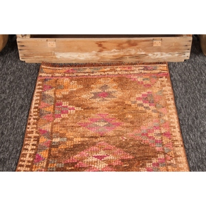 Petit tapis turc vintage 2,5x12,8 pi (75x390 cm), tapis Herki géométrique brun - Product Image 2