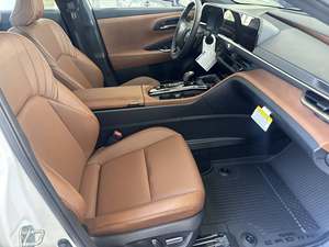 Toyota Crown Signia XLE Híbrido AWD Usado 2025 - Product Image 3