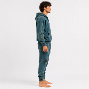 Chándal moderno para hombre con detalles desgastados, construcción cómoda y una silueta relajada para un estilo urbano. - Product Image 3