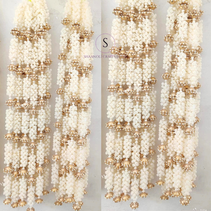 มาลัยโมกราแบบดั้งเดิมของนักออกแบบระดับพรีเมี่ยมพร้อมลูกปัดสีทองและต้องทำพวงมาลัยดอกไม้ประดิษฐ์สำหรับตกแต่งบ้านและงานแต่งงาน - Product Image 6
