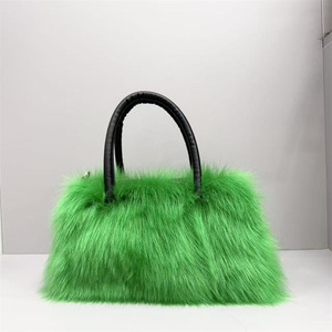 Sac à main en fausse fourrure de luxe pour femmes, sac tendance d'hiver avec poignées noires, sac à main en peluche douce dans des couleurs vibrantes et neutres - Product Image 4