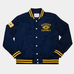 เสื้อแจ็คเก็ตบอมเบอร์ผู้ชายสไตล์วินเทจลำลองสำหรับฤดูหนาว ผ้าซาติน โพลีเอสเตอร์ ติดกระดุม ปักลาย แนวสปอร์ต วาร์ซิตี้ เป็นมิตรกับสิ่งแวดล้อม - Product Image 5