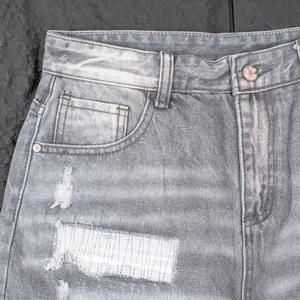 Shorts en jean pour hommes, délavés, bords bruts, style streetwear baggy, personnalisables avec logo - Product Image 5