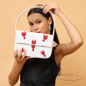Borsa pochette con perline bianche con forconi rossi a mano borsa di dichiarazione ricamata a mano artigianale - Product Image 4