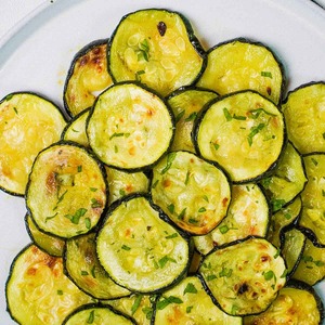 Tranches de courgettes séchées naturelles déshydratées en vrac de courgettes séchées emballées fraîches prêtes pour la vente au détail et la transformation d'aliments sains - Product Image 2