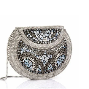 Bolso de Mano Artesanal Ecológico con Mosaico de Conchas, Incrustaciones Únicas de Madreperla, Detalles Modernos de Latón, Portátil, Artístico y de Lujo - Product Image 2