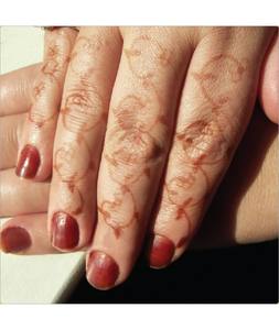 Fournisseur direct d'usine de cônes de henné pour ongles Golecha Maroon, henné naturel pour ongles pour les mariages et les fêtes, disponible au prix de gros - Product Image 3