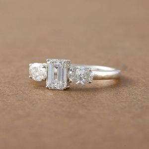 จับภาพความรักที่ยั่งยืนด้วยแหวนหมั้นสามเม็ดเพชรสีขาว14 KT ที่สวยงามของเราสำหรับผู้หญิง - Product Image 4