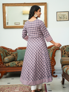 Kurta Anarkali en coton imprimé floral rose, tissu doux et confortable, tenue ethnique élégante, style traditionnel indien. - Product Image 4