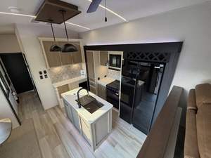 Meilleure offre : Caravane moderne 4x4 avec lumières LED et conception étanche pour les aventures en plein air et les expéditions de camping - Product Image 5