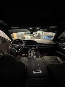 Cadillac Escalade V 2024, sensation de luxe, moteur V8 suralimenté de 6,2 L, 682 chevaux. - Product Image 6