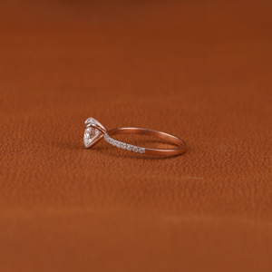 Pave Setting Anillo de compromiso con corte en forma de corazón Diseño elegante Anillo clásico de lujo con diamante creado en laboratorio en oro rosa de 10KT - Product Image 2