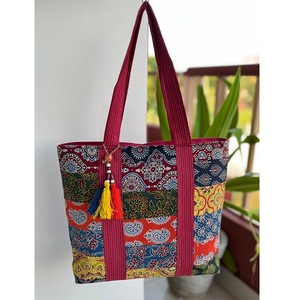 Taille 13x15 pouces élégant Ajrakh sac à main avec patch artisanal travail fermeture à glissière sécurisée spacieux et élégant parfait pour le voyage - Product Image 2
