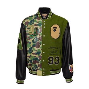 เสื้อแจ็คเก็ตวาร์ซิตี้ลายพรางสำหรับผู้ชาย สไตล์สตรีทแวร์ สีเขียว แต่งลายปะติด พร้อมแขนหนังสีดำ เสื้อแจ็คเก็ตเลตเตอร์แมนแนวฮิปฮอป ทรงบอมเบอร์ ทันสมัย - Product Image 1
